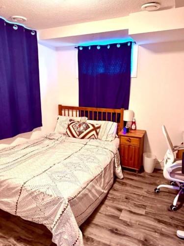 21 Cawder Drive Nw, Calgary, AB - Indoor Photo Showing Bedroom
