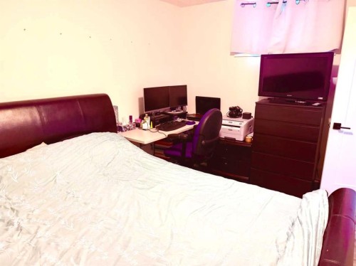 21 Cawder Drive Nw, Calgary, AB - Indoor Photo Showing Bedroom