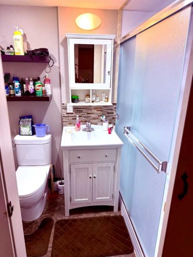 21 Cawder Drive Nw, Calgary, AB - Indoor Photo Showing Bathroom