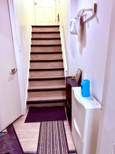 21 Cawder Drive Nw, Calgary, AB - Indoor Photo Showing Other Room