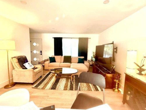 21 Cawder Drive Nw, Calgary, AB - Indoor Photo Showing Living Room
