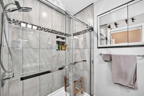 3516 26A Street Se, Calgary, AB - Indoor Photo Showing Bathroom