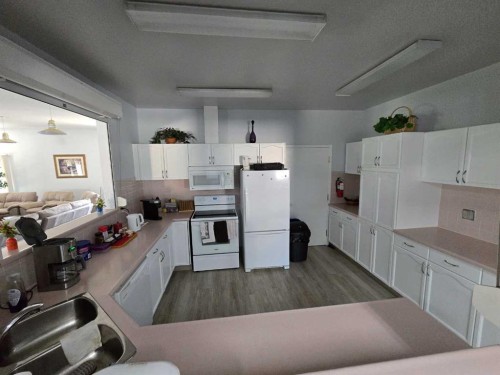3516 26A Street Se, Calgary, AB - Indoor Photo Showing Kitchen