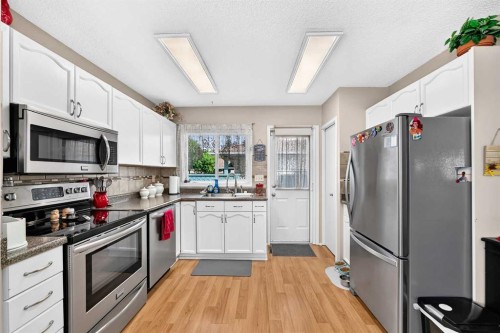 3516 26A Street Se, Calgary, AB - Indoor Photo Showing Kitchen