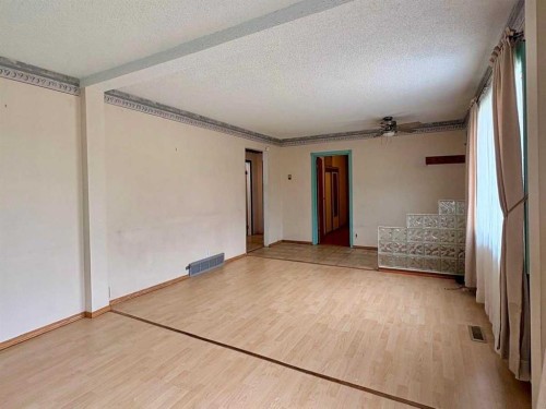 7939 47 Avenue Nw, Calgary, AB 