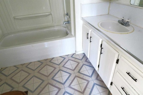 316 3 Street North, Vulcan, AB - Indoor Photo Showing Bathroom