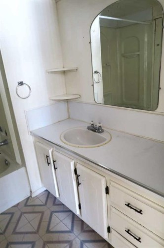 316 3 Street North, Vulcan, AB - Indoor Photo Showing Bathroom