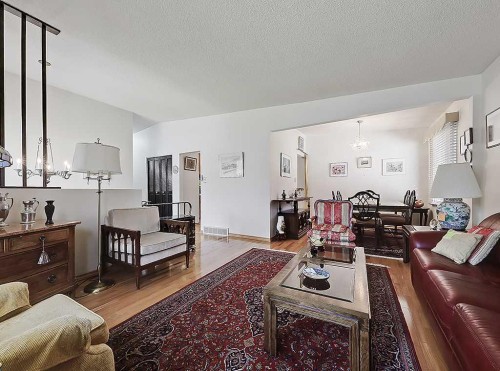 3911 Vincent Drive Nw, Calgary, AB - Indoor Photo Showing Living Room