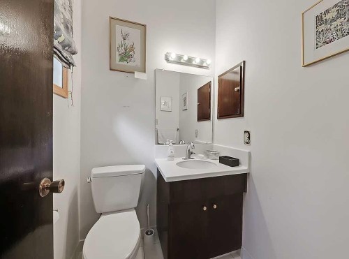 3911 Vincent Drive Nw, Calgary, AB - Indoor Photo Showing Bathroom