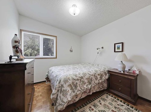 3911 Vincent Drive Nw, Calgary, AB - Indoor Photo Showing Bedroom
