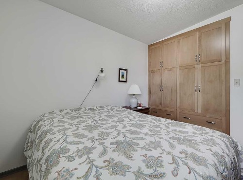 3911 Vincent Drive Nw, Calgary, AB - Indoor Photo Showing Bedroom