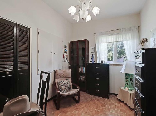 3911 Vincent Drive Nw, Calgary, AB - Indoor