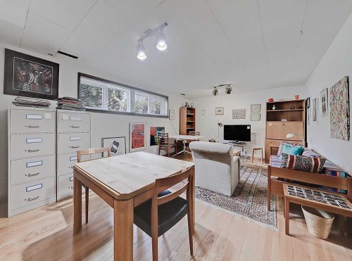 3911 Vincent Drive Nw, Calgary, AB - Indoor