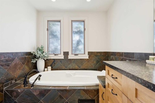 16 Brenner Place Nw, Calgary, AB - Indoor Photo Showing Bathroom
