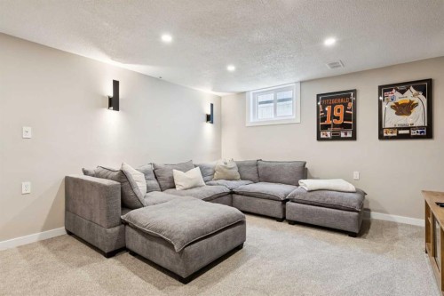 16 Brenner Place Nw, Calgary, AB - Indoor Photo Showing Living Room