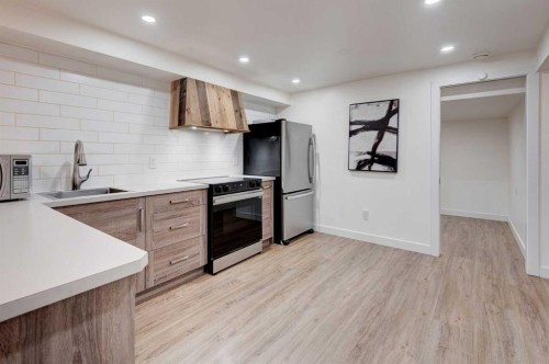 1320 116 Avenue Sw, Calgary, AB - Indoor Photo Showing Kitchen
