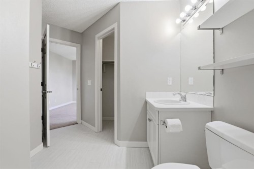 1702 Riverside Drive Nw, High River, AB - Indoor Photo Showing Bathroom