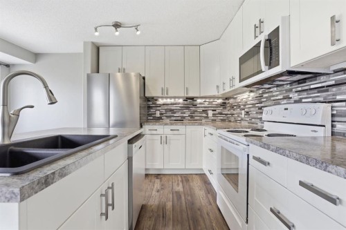 1702 Riverside Drive Nw, High River, AB - Indoor Photo Showing Kitchen With Double Sink With Upgraded Kitchen