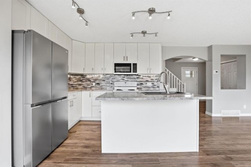 1702 Riverside Drive Nw, High River, AB - Indoor Photo Showing Kitchen With Upgraded Kitchen
