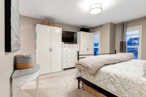444 Evansglen Drive Nw, Calgary, AB - Indoor Photo Showing Bedroom