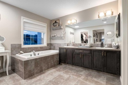 444 Evansglen Drive Nw, Calgary, AB - Indoor Photo Showing Bathroom