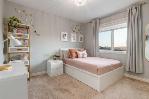 444 Evansglen Drive Nw, Calgary, AB - Indoor Photo Showing Bedroom