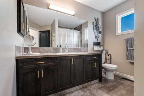 444 Evansglen Drive Nw, Calgary, AB - Indoor Photo Showing Bathroom