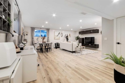 444 Evansglen Drive Nw, Calgary, AB - Indoor