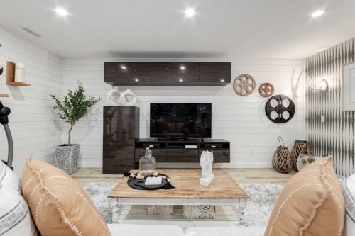 444 Evansglen Drive Nw, Calgary, AB - Indoor Photo Showing Living Room