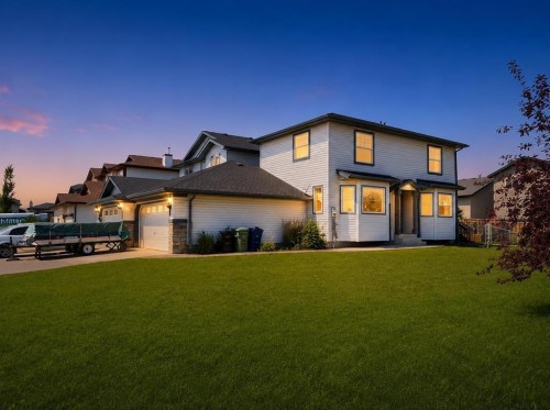 16 Canoe Close SW Airdrie, AB T4B 2N3
