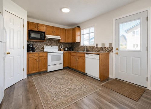 16 Canoe Close Sw, Airdrie, AB - Indoor Photo Showing Kitchen