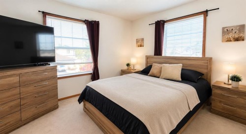 16 Canoe Close Sw, Airdrie, AB - Indoor Photo Showing Bedroom