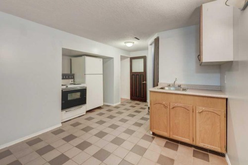 2056 Cottonwood Crescent Se, Calgary, AB - Indoor Photo Showing Kitchen