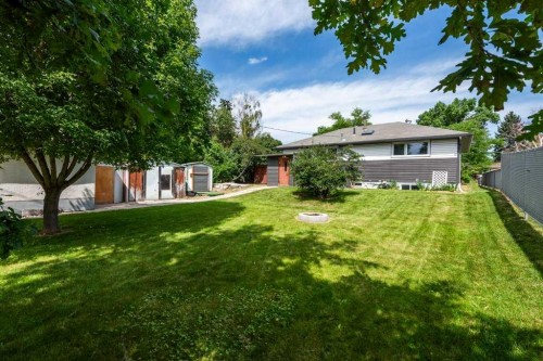2056 Cottonwood Crescent Se, Calgary, AB - Outdoor