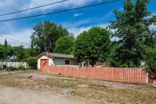 2056 Cottonwood Crescent Se, Calgary, AB - Outdoor