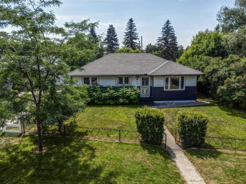 2056 Cottonwood Crescent Se, Calgary, AB - Outdoor