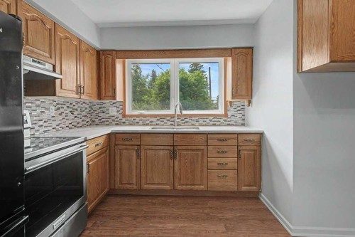 2056 Cottonwood Crescent Se, Calgary, AB - Indoor Photo Showing Kitchen