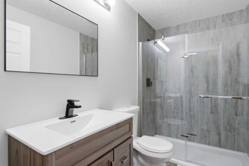 331 Parkmere Green, Chestermere, AB - Indoor Photo Showing Bathroom