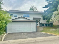 7032 78 Street NW Calgary, AB T3B 4H9