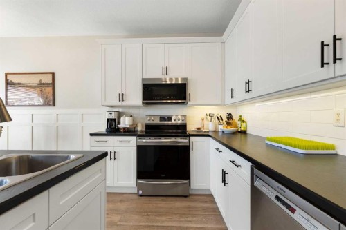 590 Coopers Drive Sw, Airdrie, AB - Indoor Photo Showing Kitchen With Stainless Steel Kitchen