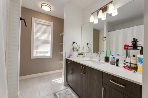 428 21 Avenue Ne, Calgary, AB - Indoor Photo Showing Bathroom