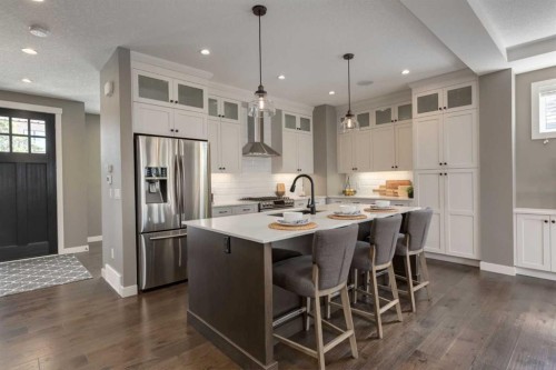 428 21 Avenue Ne, Calgary, AB - Indoor Photo Showing Kitchen With Upgraded Kitchen