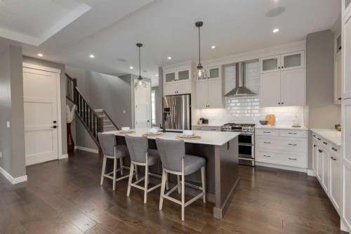428 21 Avenue Ne, Calgary, AB - Indoor Photo Showing Kitchen With Upgraded Kitchen