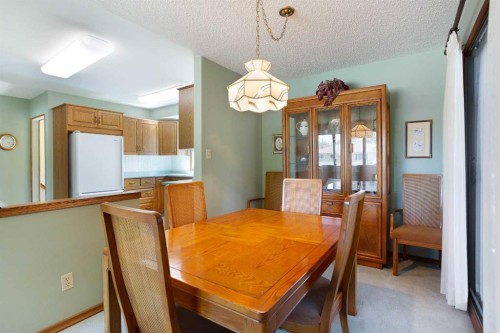 723 Seattle Drive Sw, Calgary, AB - Indoor Photo Showing Dining Room