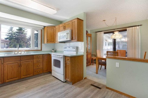 723 Seattle Drive Sw, Calgary, AB - Indoor Photo Showing Kitchen With Double Sink