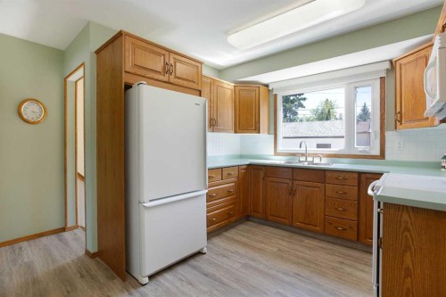 723 Seattle Drive Sw, Calgary, AB - Indoor Photo Showing Kitchen With Double Sink