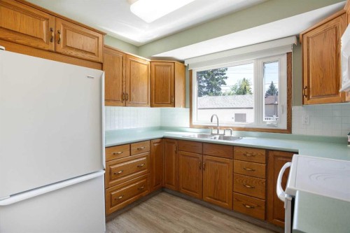 723 Seattle Drive Sw, Calgary, AB - Indoor Photo Showing Kitchen