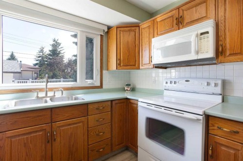 723 Seattle Drive Sw, Calgary, AB - Indoor Photo Showing Kitchen With Double Sink
