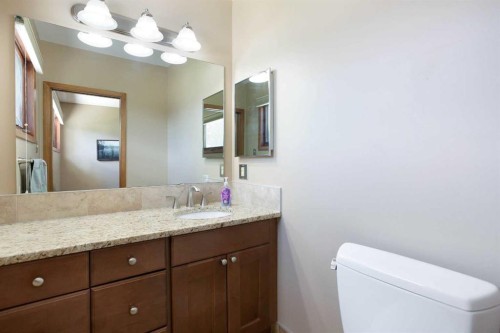 723 Seattle Drive Sw, Calgary, AB - Indoor Photo Showing Bathroom