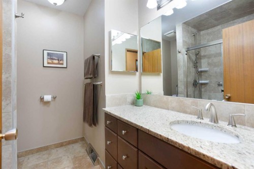 723 Seattle Drive Sw, Calgary, AB - Indoor Photo Showing Bathroom